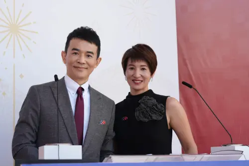 ▲謝向榮(左)1995年退伍就到TVBS服務至今,已超過30年,更擔任過國慶大典主持人。(圖/翻攝自謝向榮臉書) ▲謝向榮(左)1995年退伍就到TVBS服務至今,已超過30年,更擔任過國慶大典主持人。(圖/翻攝自謝向榮臉書)