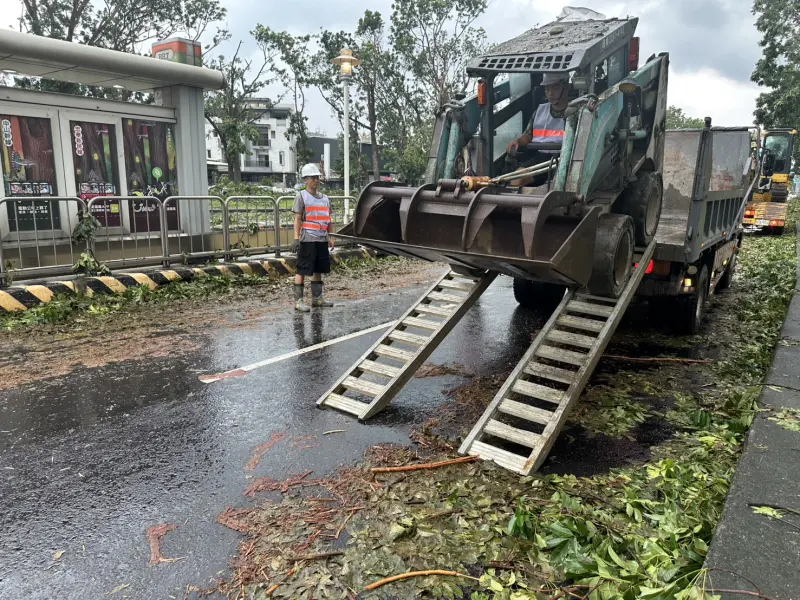 ▲丹娜絲颱風重創嘉義市，台北市工務局出動機具赴嘉義救災。（圖／北市工務局提供）　