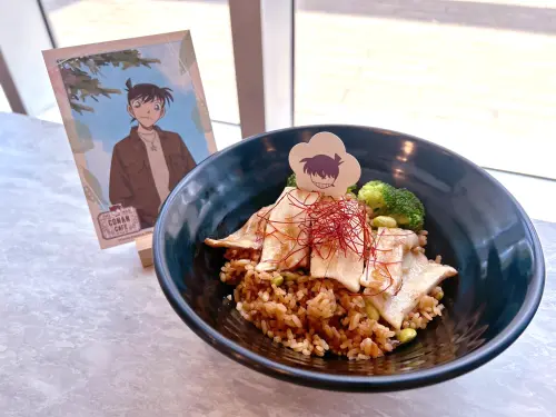 此次《名偵探柯南》主題Café中有許多以人物為主題的菜色,圖為工藤新一野菇炊飯。(圖/MyAnime Café提供) ▲此次《名偵探柯南》主題Café中有許多以人物為主題的菜色,圖為工藤新一野菇炊飯。(圖/MyAnime Café提供)