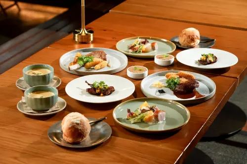 巴結老爸 日月潭遊獵行腳「紳士野放日」打造男性沈浸假期 ▲紳士野放日主打高年份遠慕WILDMOOR威士忌品酩搭配在地私廚料理,打造沈浸式假期。(圖/業者提供)