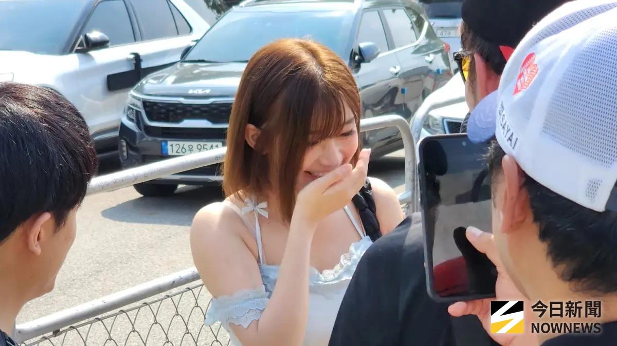 ▲韓籍啦啦隊女神李珠珢今（8）日現身蠶室棒球場，被不少網友及粉絲發現她剪掉長髮變成「肩上短髮」，不少粉絲歪樓：「聽說失戀會把頭髮剪短！」（圖／讀者提供）