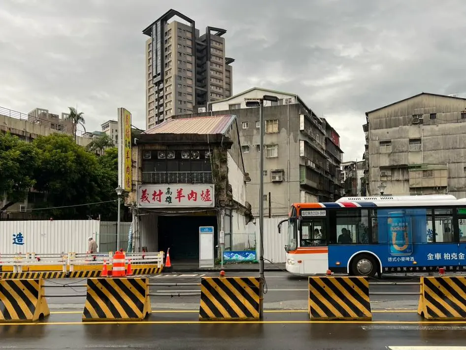 ▲台北萬華萬大路上的義村羊肉爐，因房東不同意改建被劃出，淪為「都更孤島」，不過離建案完工只剩半年，工地仍是草皮引發討論。（圖／張哲生授權引用）