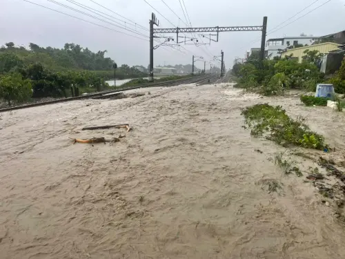 豪雨狂炸、水淹軌面！台鐵「斗六-二水」雙向不通　啟動公路接駁
