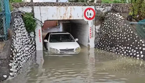 水淹彰化!氣象專家示警雲林、南投恐致災 民眾憂雨彈暴襲剉咧等 ▲一部轎車泡在彰化縣花壇鄉口庄村的鐵路涵洞內。(圖/翻攝彰化縣議員吳韋達臉書,2025.07.08)