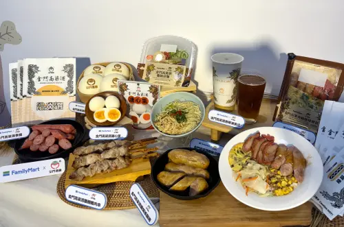 ▲全家與金門高粱合作，首推金門高粱香檸凍美式、SOHOT炎選酒香串燒系列等8項商品。（圖／記者鍾怡婷攝）