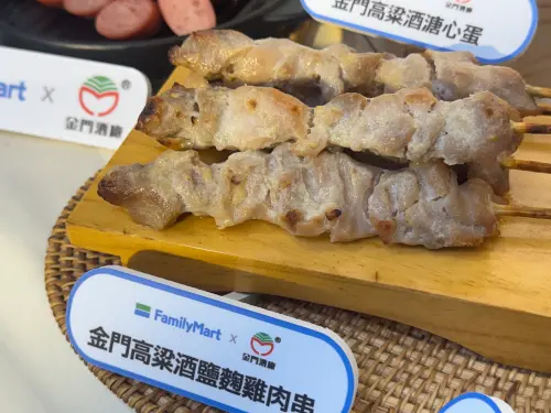 ▲金門高粱酒鹽麴雞肉串，售價55元，炎選炸烤物系列商品任選2件88折優惠。（圖／記者鍾怡婷攝）