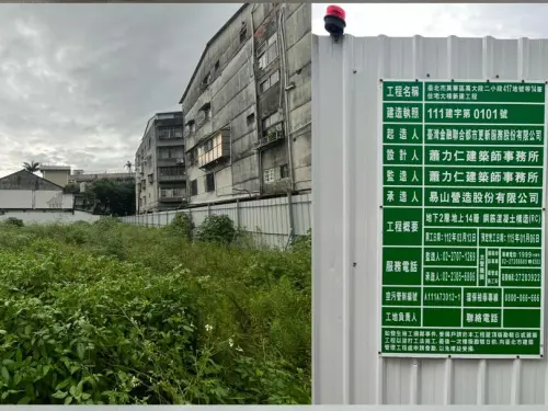▲萬大路上的改建案距表定完工期只剩半年,但目前工地仍是草地。(圖/張哲生授權引用) ▲萬大路上的改建案距表定完工期只剩半年,但目前工地仍是草地。(圖/張哲生授權引用)