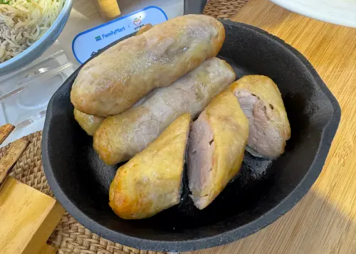 ▲金門高粱酒醬燒後腿捲售價59元，炎選炸烤物系列商品任選2件88折優惠。（圖／記者鍾怡婷攝）