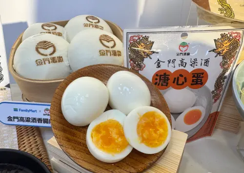 ▲金門高粱酒香腸肉包，售價42元；金門高粱酒溏心蛋，售價59元。（圖／記者鍾怡婷攝）
