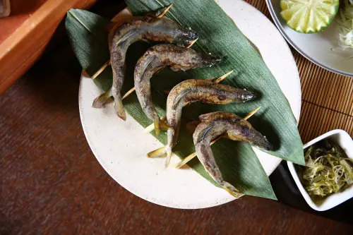 ▲熱食區更有關西地區傳統「鮮魚西京燒」、「海鮮什錦大阪燒」，以及圖中的「鹽烤香魚」。（圖／台北萬豪提供）