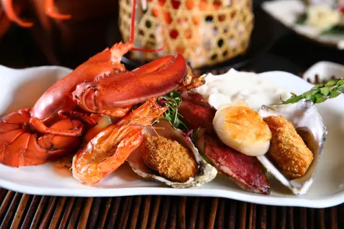 ▲主菜選擇多樣，海鮮控別錯過「綜合海鮮盤佐柚香檸檬」。（圖／台北萬豪提供）