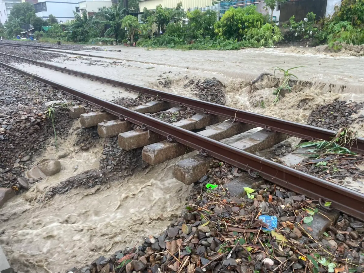 ▲台鐵表示，今(8)日14:25二水=林內間(K255+200)受豪大雨影響，路線掏空造成雙線不通。（圖／台鐵提供）