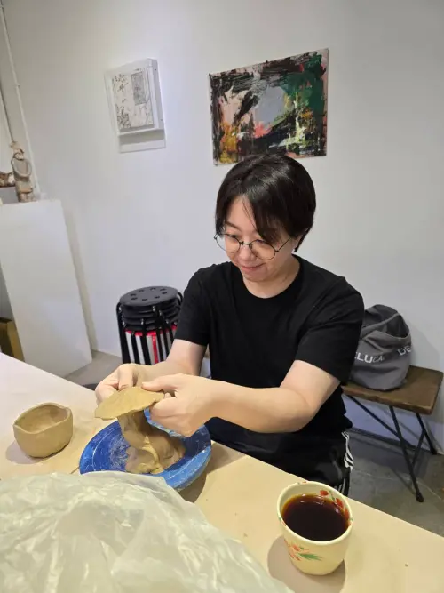 ▲《蘑菇一下》當中的「蘑菇星人」是櫻崎露露畫筆下的主角，也象徵著那些與常規脫節，卻持續頑強生長的生命樣態。（圖／櫻崎露露提供）