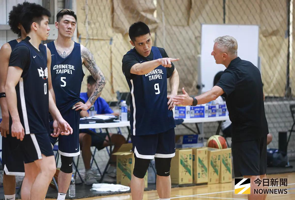 ▲中華隊近日展開集訓，先以瓊斯盃以戰養戰，2位後場核心球員林庭謙（左）、陳盈駿（中）也回到中華隊陣中練球，林庭謙透露自己才剛遠赴加拿大特訓，因此第一周加入時還有些時差問題，陳盈駿則提到中華隊今年有規劃新戰術。（圖／記者葉政勳攝 ,2025.07.08）