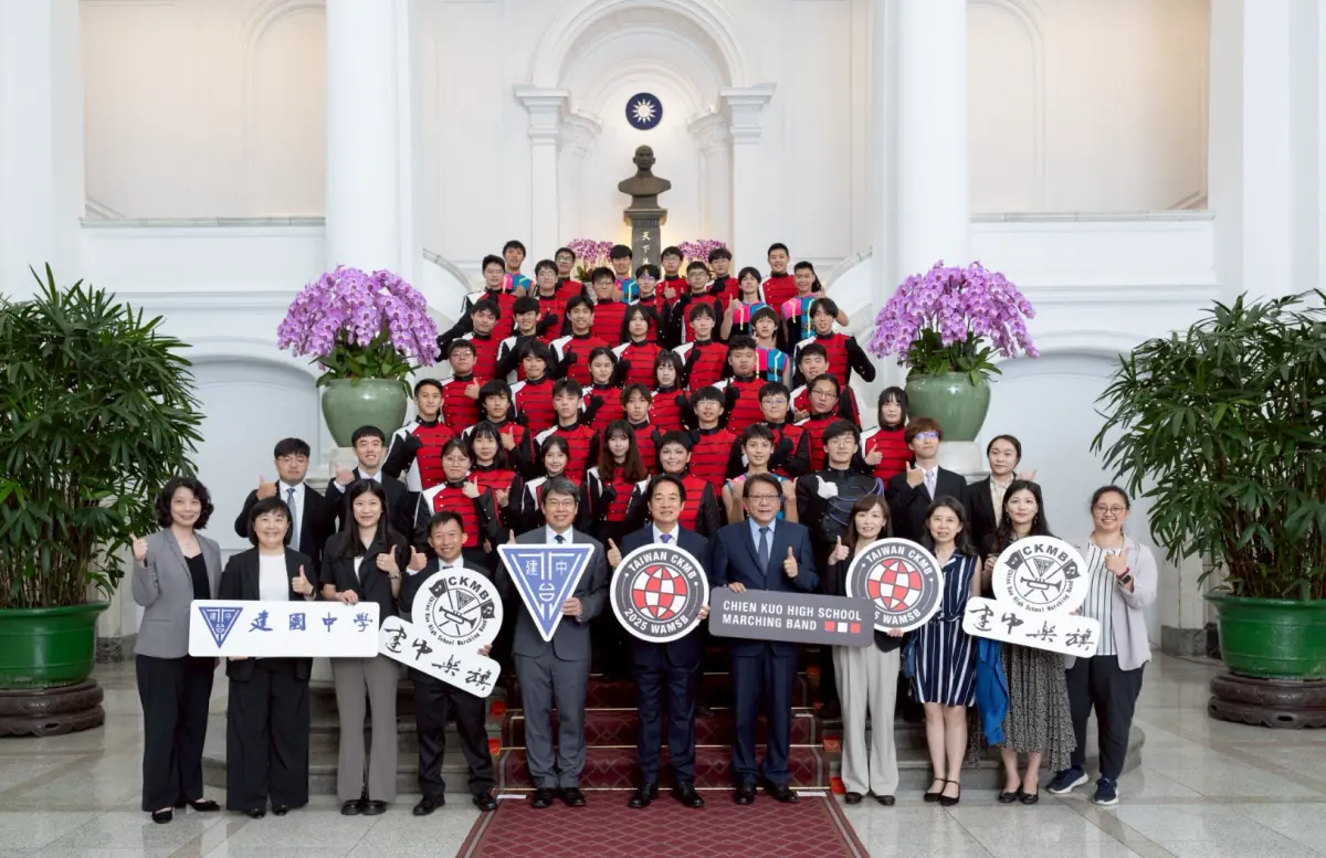 ▲總統賴清德今接見建中樂旗聯隊，為即將赴印尼參與「WAMSB世界樂旗大賽」同學授旗。（圖／總統府提供）