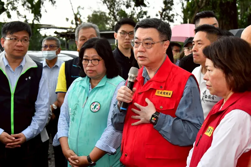 ▲風災過後，卓榮泰赴嘉義視察，感謝台電同仁每每衝第一到最危險的地方搶修。（圖／行政院提供）