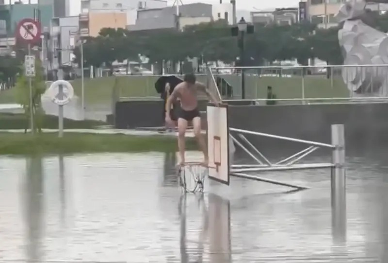 彰化豪雨成災！員林龍燈公園驚見男子「把籃球框當跳水板、裸泳」