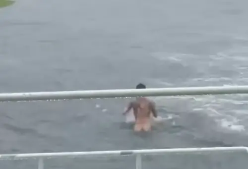 ▲彰化龍燈公園滯洪池淹水，竟有1名男子跳下去裸泳。（圖／翻攝自「彰化縣媒體記者協會」FB）