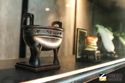 在用餐同時,消費者也能近距離欣賞翠玉白菜、肉形石與毛公鼎三大國寶 ▲在用餐同時,消費者也能近距離欣賞翠玉白菜、肉形石與毛公鼎三大國寶。(圖/記者朱永強攝影)