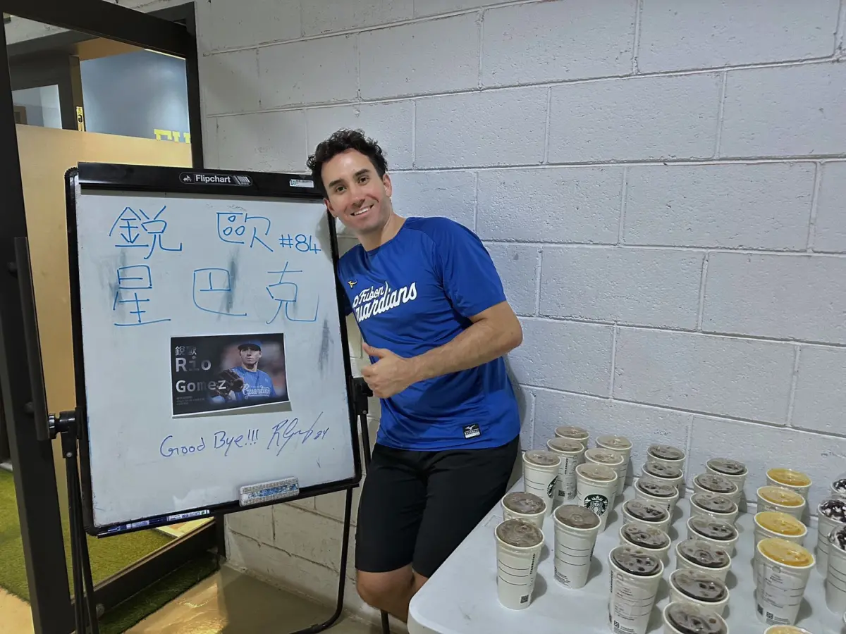 ▲富邦悍將洋投銳歐明日將離台，今日請隊友喝「道別咖啡」。（圖／富邦悍將提供）