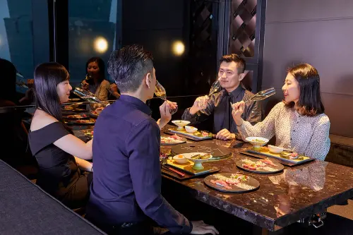 乾杯集團旗下高端品牌「和牛47 - 和牛燒肉懷石」,看準高端餐飲生活化與體驗型消費的雙重趨勢,今夏推出全新五道式《輕懷石套餐》,以輕盈且易於多次回訪的設計,切入都會商圈的短時段商務餐敘與輕奢聚餐場景 ▲乾杯集團旗下高端品牌「和牛47 - 和牛燒肉懷石」,看準高端餐飲生活化與體驗型消費的雙重趨勢,今夏推出全新五道式《輕懷石套餐》,以輕盈且易於多次回訪的設計,切入都會商圈的短時段商務餐敘與輕奢聚餐場景。(圖/乾杯提供)