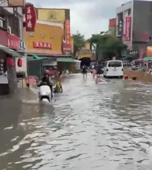 ▲最強老街「鹿港老街」也成為淹水重災區,整條街直接變成一條小河。(圖/謝先生提供) ▲最強老街「鹿港老街」也成為淹水重災區,整條街直接變成一條小河。(圖/謝先生提供)