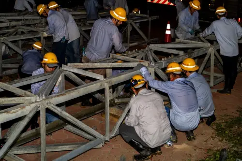 嘉義布袋新塭變電所3座6.9萬伏特高壓電塔更遭強風吹倒。圖為台電同仁加速組裝新鐵塔 ▲嘉義布袋新塭變電所3座6.9萬伏特高壓電塔更遭強風吹倒。圖為台電加速組裝新鐵塔(圖/台電提供)