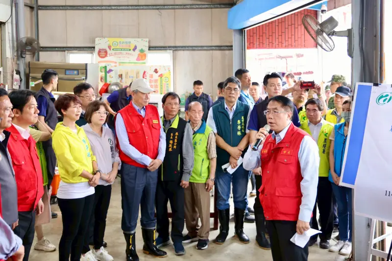 ▲ 陪同總統賴清德視察台南農漁業災損，黃偉哲強調，全力支援農漁民度過難關。（圖／南市府提供）