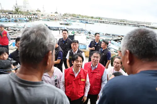 丹娜絲颱風造成台南地區農漁業災損嚴重。總統賴清德總統今天南下視察，市長黃偉哲全程陪同前往麻豆、北門等地勘災。