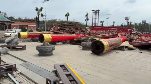 ▲丹娜絲颱風重創南台灣，讓台南「南鯤鯓代天府」具有42年歷史的國寶級木造牌樓應聲倒塌。（圖／民眾提供）