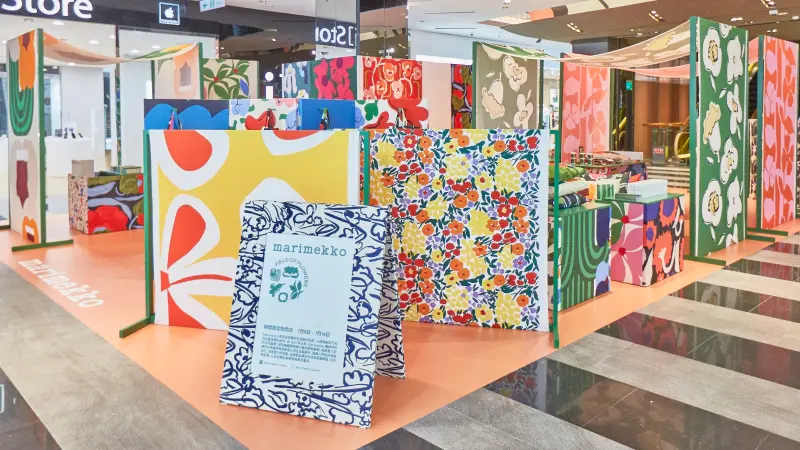 ▲芬蘭Marimekko花間藝境展覽及快閃店台北新光三越A11開幕，5位藝術家全新印花設計托特包、馬克杯等限定商品開賣；官方LINE帳號預約免費入場送貼紙。韓國小白鞋EPT台北中山旗艦店也開幕。（圖／Marimekko提供）