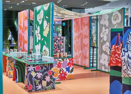 Marimekko花間藝境展快閃店開幕!新光三越A11一招免費入場送貼紙 ▲Marimekko《Field of Flowers 花間藝境》展覽及期間限定店,快閃一週登台。(圖/Marimekko提供)