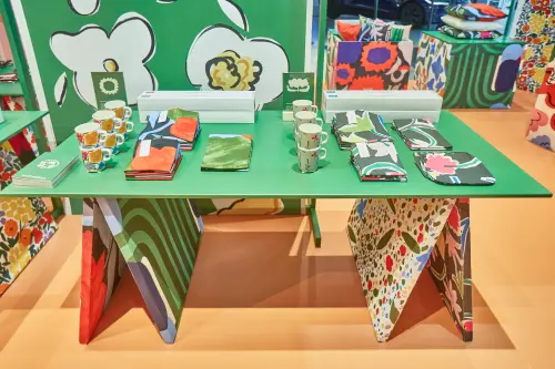 Marimekko花間藝境展快閃店開幕!新光三越A11一招免費入場送貼紙 ▲現場販售部分全新印花托特包、馬克杯、明信片等限定商品。(圖/Marimekko提供)