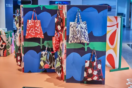 Marimekko花間藝境展快閃店開幕!新光三越A11一招免費入場送貼紙 ▲Marimekko《Field of Flowers 花間藝境》,33X32CM 托特包1490元、43X44CM 托特包1790元。(圖/Marimekko提供)