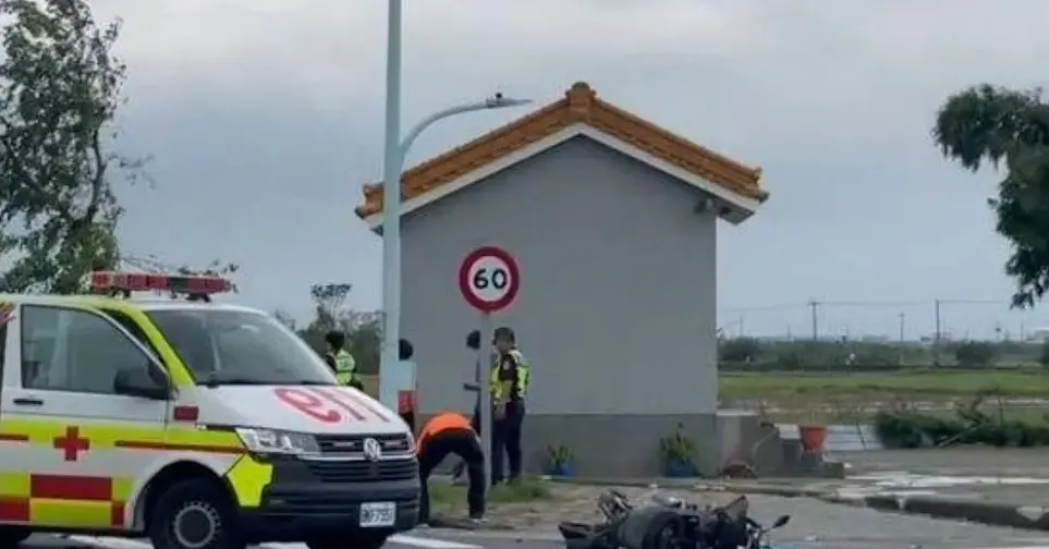 ▲台南市下營區仁里街與環營南路一段路口，因交通號誌失靈，2車在交叉路口對撞，一名女騎士當場死亡。（圖／翻攝畫面）