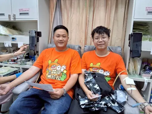 首屆萌寵馬拉松7/13登場 日月町邀全民為關懷毛孩而跑 ▲日月町員工響應捐血一袋救人一命,今天都踴躍挽袖捐血。(圖/日月町提供)