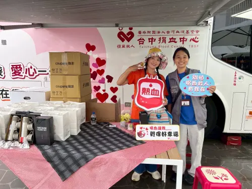 首屆萌寵馬拉松7/13登場 日月町邀全民為關懷毛孩而跑 ▲血庫告急,南投埔里日月町發起捐血救人活動,吸引很多人挽袖捐血。(圖/日月町提供)