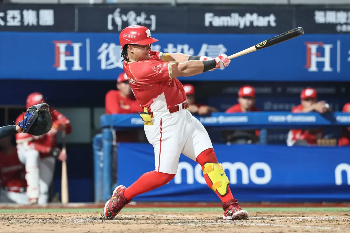 ▲味全龍吉力吉撈・鞏冠在滿壘時敲出超前致勝安，幫助球隊以4：1擊退富邦悍將。（圖／味全龍提供）