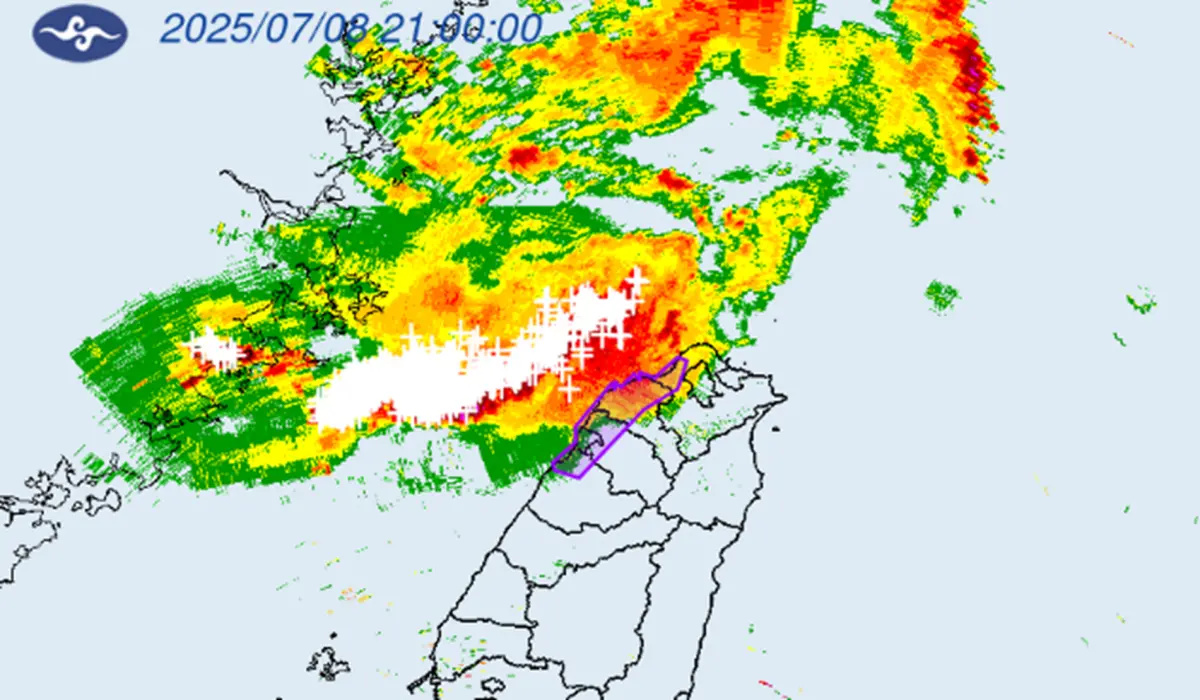 ▲中央氣象署今（8）日晚間9點20分針對「新北市、桃園市、新竹市、新竹縣、苗栗縣」發布大雷雨即時訊息，超大片線狀回波接近中。（圖／中央氣象署）
