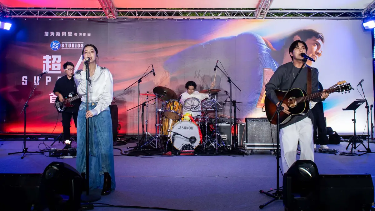 ▲告五人今（8）日出席《超人》首映會為電影站台，不僅現場演唱〈黑夜狂奔〉為電影造勢，還自曝最想要「瞬移超能力」，直言：「一天可以唱8場！」（圖／華納兄弟提供）