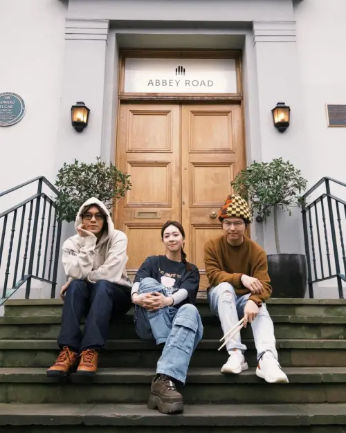 ▲告五人日前前往孕育傳奇樂團「披頭四」的艾比路錄音室朝聖。(圖/翻攝自告五人IG) ▲告五人日前前往孕育傳奇樂團「披頭四」的艾比路錄音室朝聖。(圖/翻攝自告五人IG)
