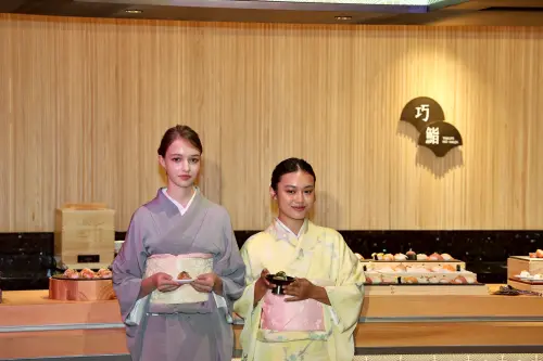 ▲旭集台南店開幕獻上府城限定款，8/15前穿和服用餐贈緣起物。（圖／南市府提供）