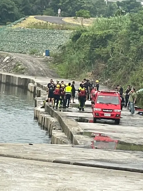 ▲新北市新店區今（8）日下午發生重大搜救意外，一名進行水上活動的民眾不慎溺水，搜救船艇上的4名警消和1名義消紛紛落水，其中一名37歲吳姓消防員經搶救無效不幸殉職。（圖／新北市消防局提供）