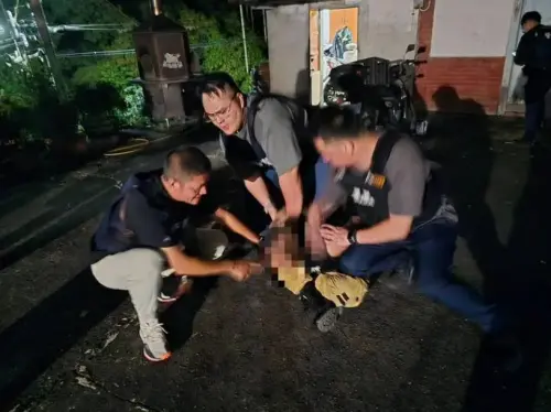 ▲警方接獲報案後迅速展開攻堅，現場發現陳嫌持有長槍、揮舞刀械拒絕檢查，直到晚間9點由其家屬進屋安撫，警方隨即破門突入，成功壓制嫌犯。（圖／警方提供）