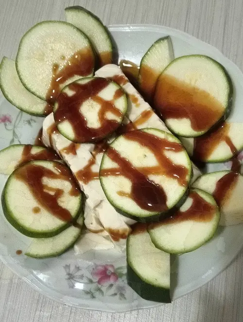 ▲網友分享涼拌櫛瓜豆腐料理,不用開瓦斯,一分鐘就能上菜。(圖/家常菜臉書) ▲網友分享涼拌櫛瓜豆腐料理,不用開瓦斯,一分鐘就能上菜。(圖/家常菜臉書)