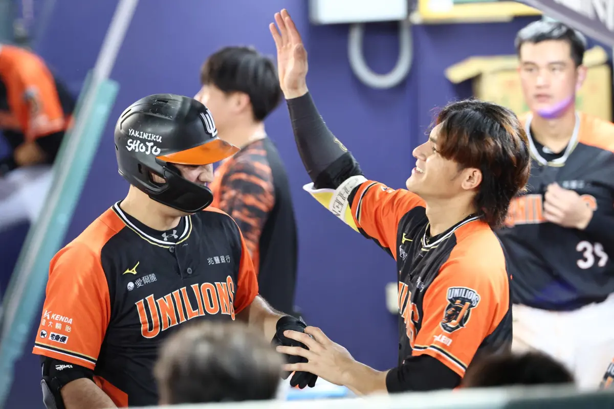 ▲統一獅林安可從中信兄弟陳琥手中敲出3分砲，回休息室卻因舞蹈太過「馬虎」，遭到隊友吐槽。（圖／統一獅提供）