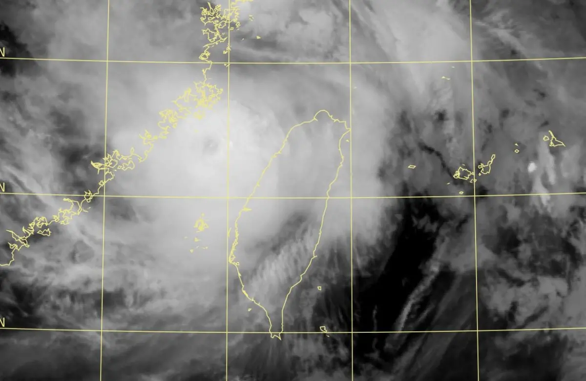 ▲丹娜絲颱風已遠離，但外圍環流仍造成劇烈天氣，氣象粉專則曬出今日凌晨的衛星雲圖，表示「很像颱風眼的感覺」，但解釋僅是它的外圍環流對流胞。（圖／台灣颱風論壇｜天氣特急）