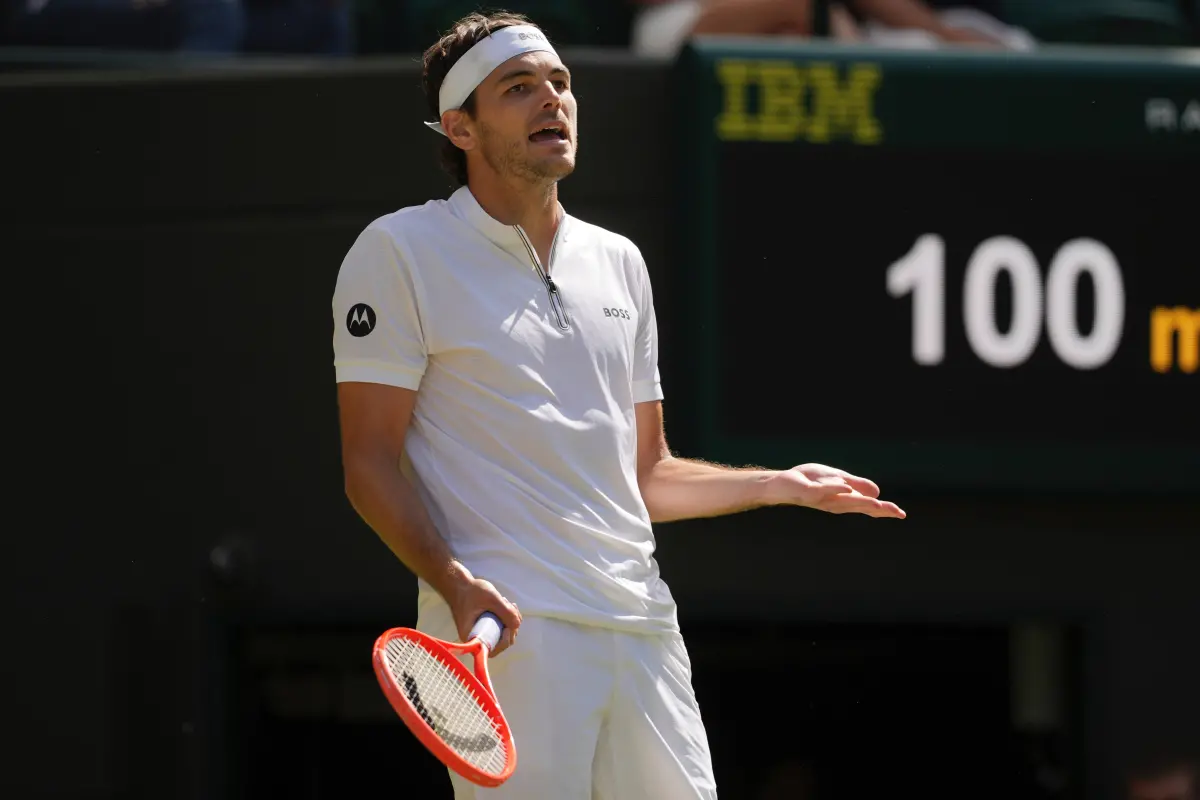 ▲職業網球年度四大賽的溫布頓網球公開賽，於本屆賽事實施新規範，全面廢除線審啟用鷹眼系統判定球位，但近日發生多起因為「鷹眼」系統造成的賽事糾紛，甚至讓原本領先的選手險些翻盤，Taylor Fritz就是其中的受害者之一。（圖／美聯社／達志影像）