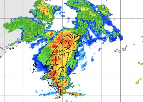 低壓帶及西南風的雙重影響,今(9)日降雨範圍擴大,整個西半部都被猛烈的對流雲系籠罩。(圖/中央氣象署) ▲低壓帶及西南風的雙重影響,今(9)日降雨範圍擴大,整個西半部都被猛烈的對流雲系籠罩。(圖/中央氣象署)