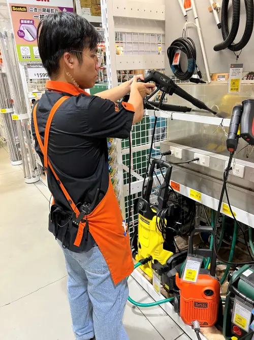 ▲淹水退去後,可用強力高壓清洗機清洗家中髒污,更有效率、省時省力。(圖/特力屋提供) ▲淹水退去後,可用強力高壓清洗機清洗家中髒污,更有效率、省時省力。(圖/特力屋提供)